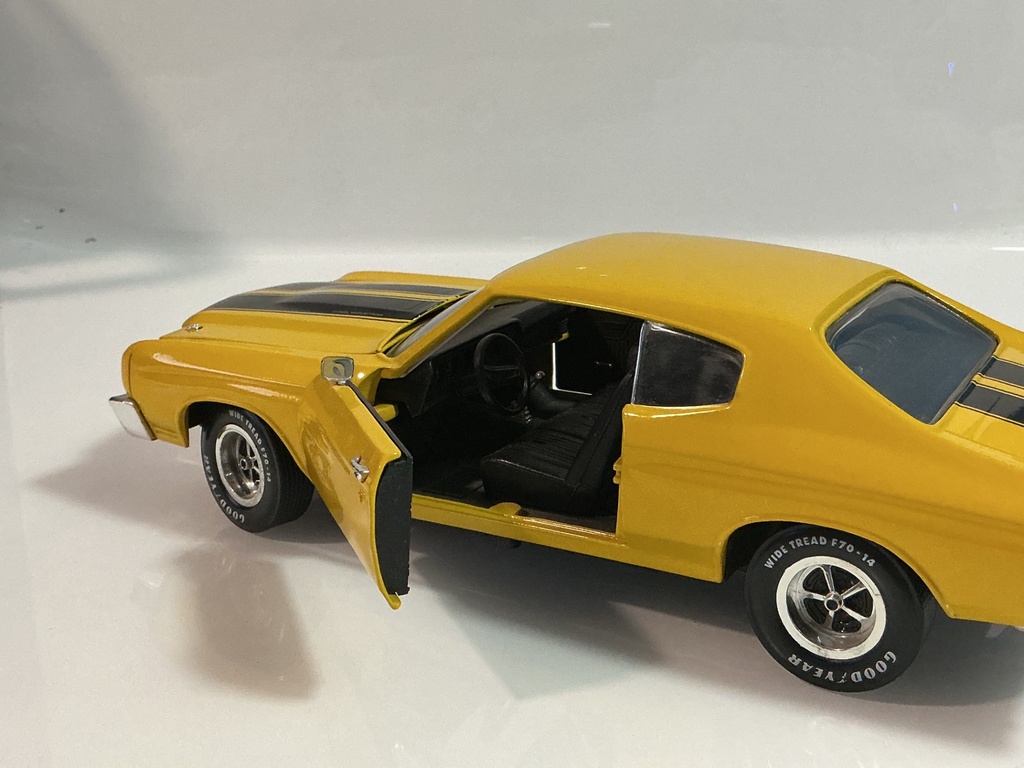 1/18 ERTL 1970 CHEVROLET CHEVELLE YELLOW ON BLACK - Photo 4