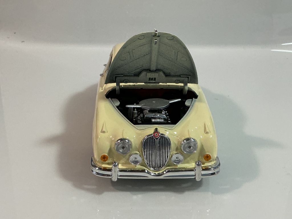 1/18 MAISTO 1959 JAGUAR MARK II CREAM ON RED - Photo 2