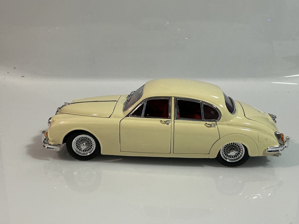1/18 MAISTO 1959 JAGUAR MARK II CREAM ON RED - Photo 3