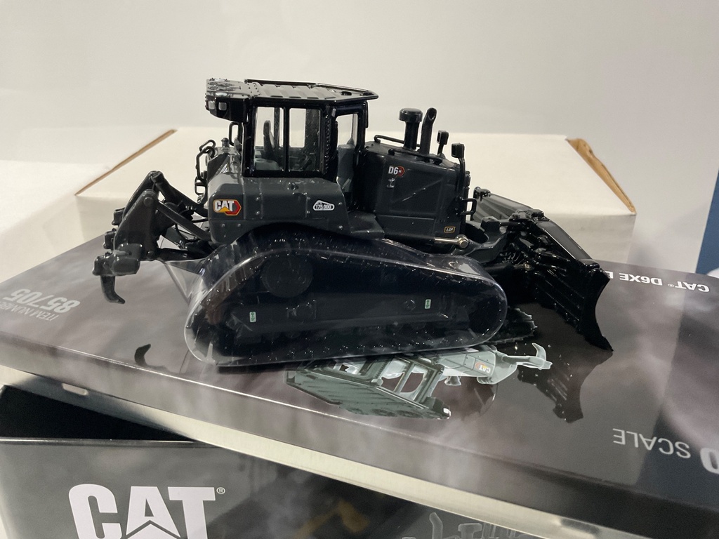 1/50 DCM CAT D6XE LGP TRACK TYPE TRACTOR WITH VPAT BLADE  SPECIAL BLACK  - Photo 5