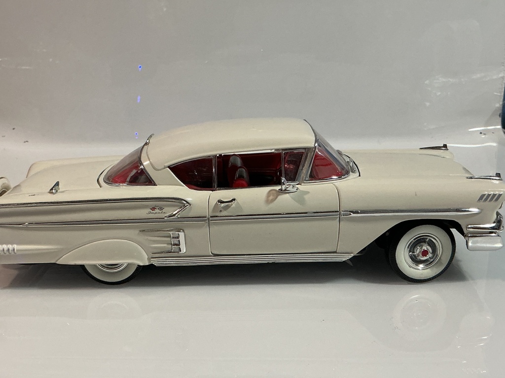 1/18 ERTL 1958 CHEVROLET IMPALA WHITE ON RED - Photo 7