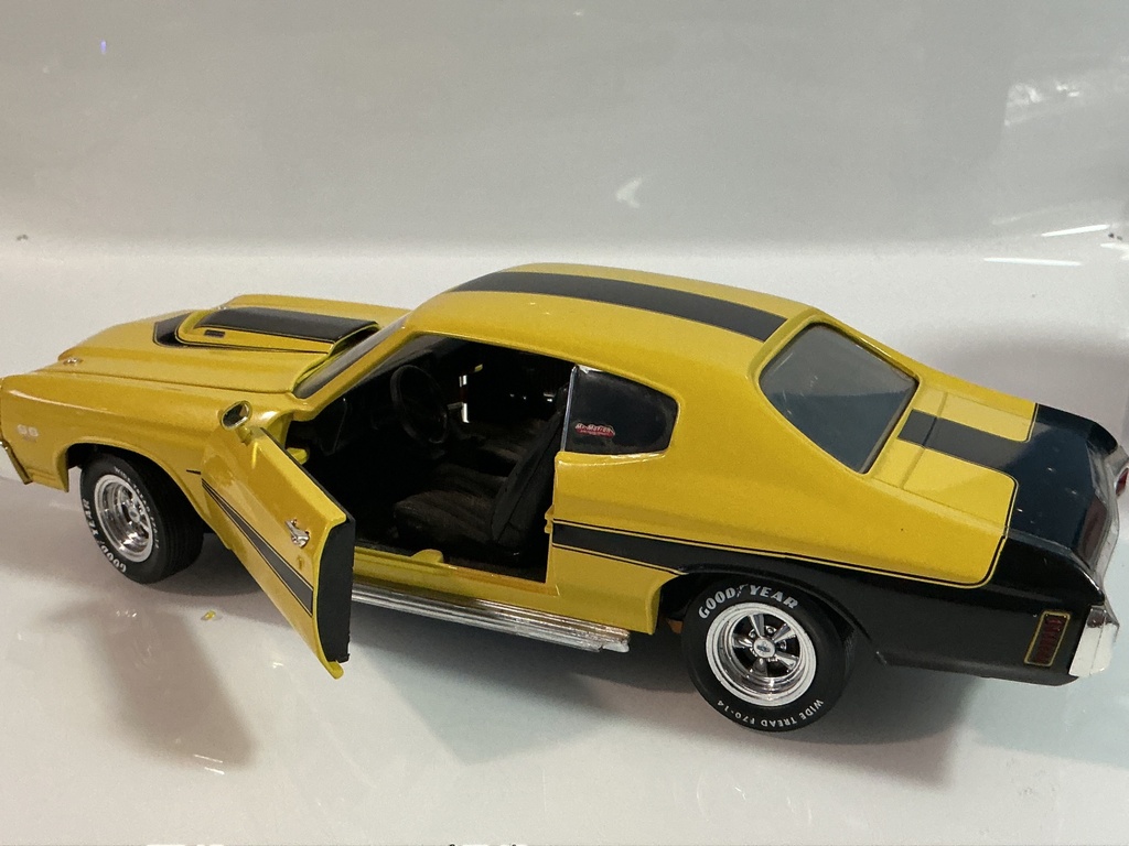 1/18 ERTL 1970 CHEVROLET CHEVELLE YELLOW ON BLACK - Photo 3