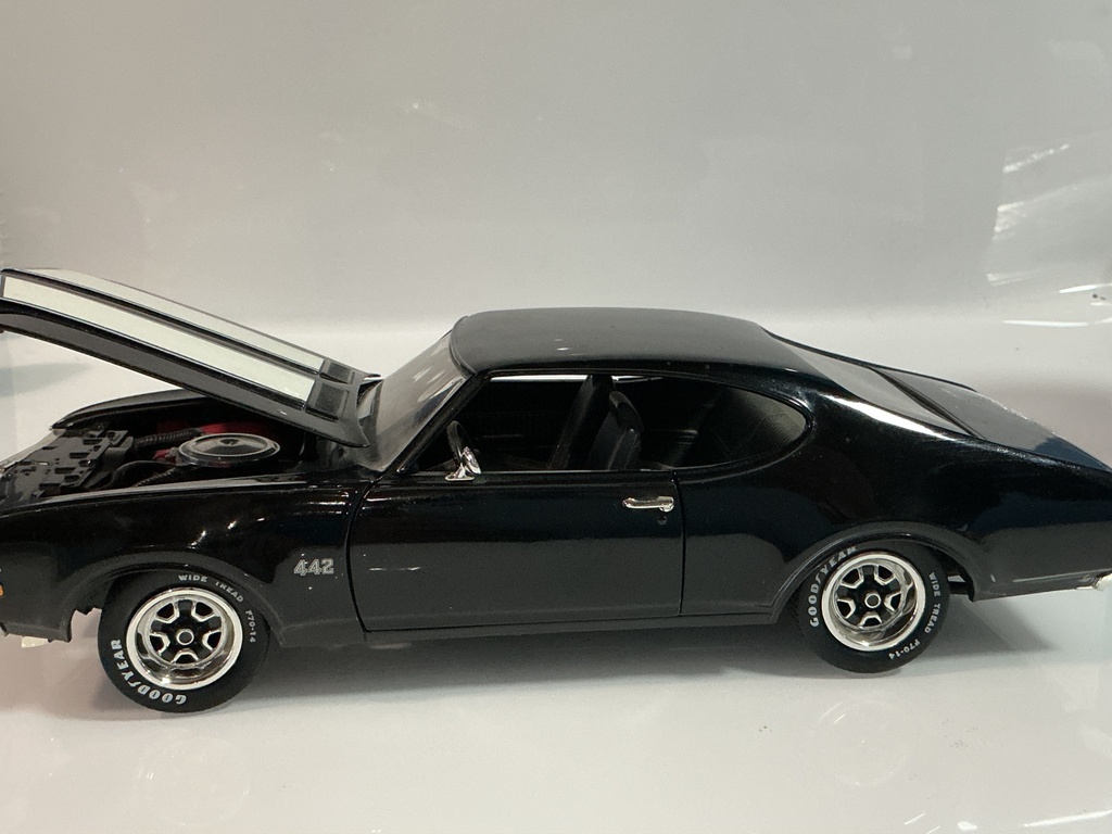 1/18 ERTL 1969 PONTIAC GTO JUDGE BLACK / WHITE - Photo 2