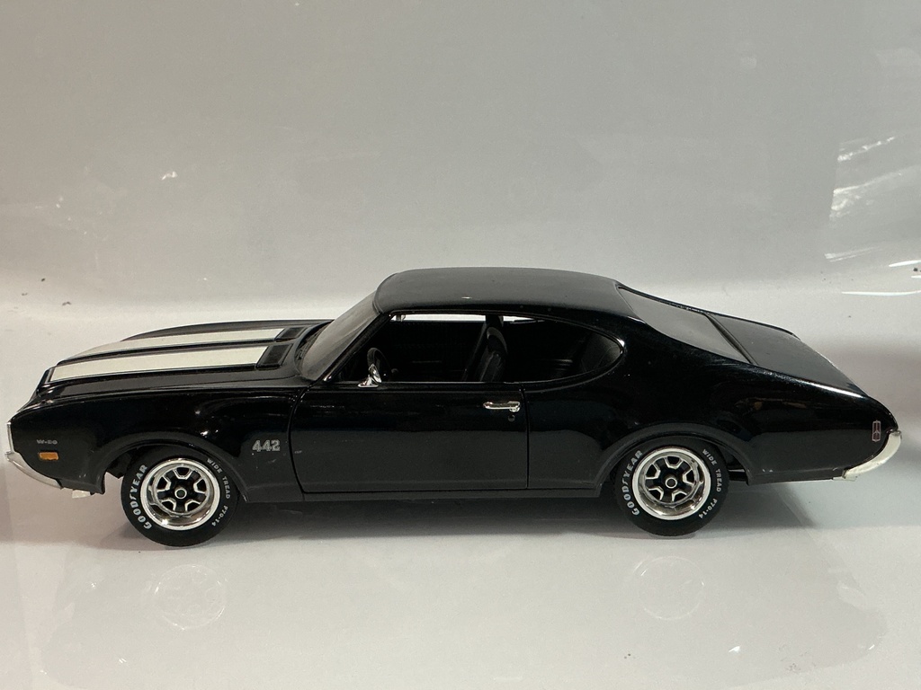 1/18 ERTL 1969 PONTIAC GTO JUDGE BLACK / WHITE - Photo 3