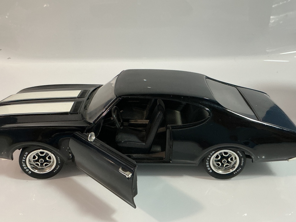 1/18 ERTL 1969 PONTIAC GTO JUDGE BLACK / WHITE - Photo 4