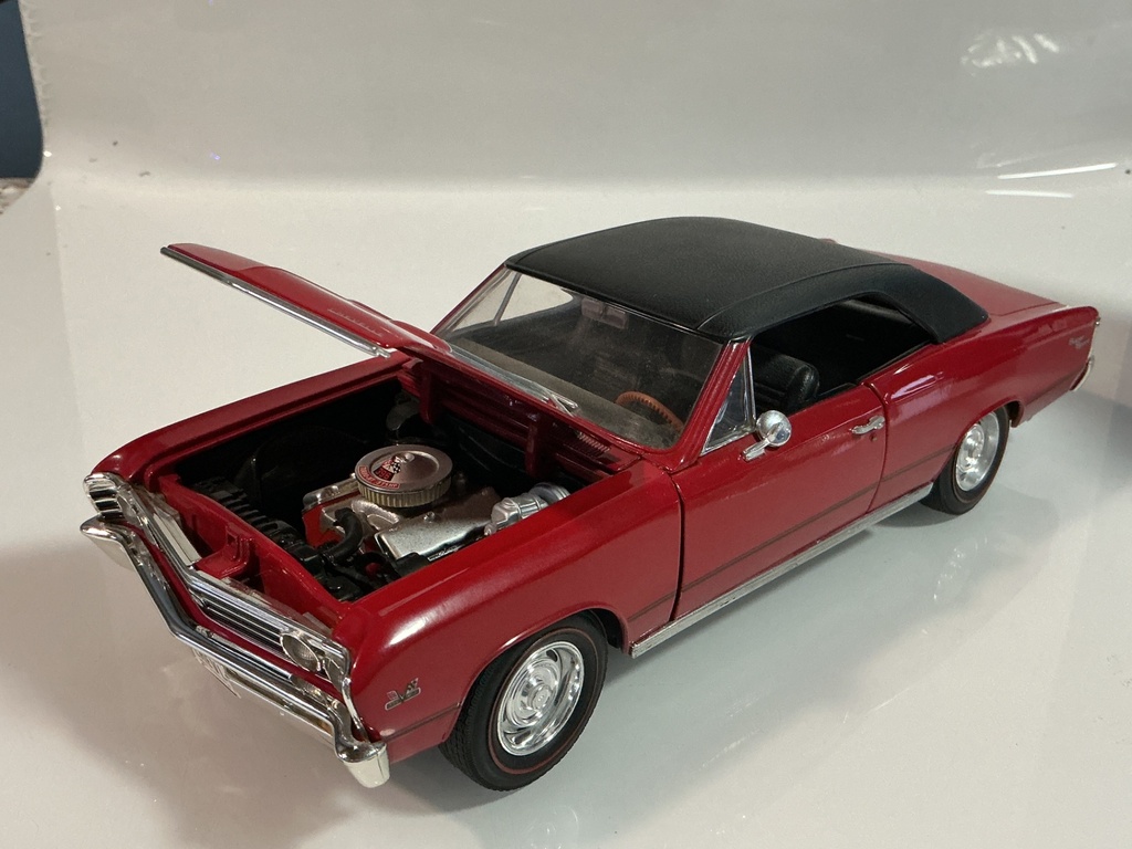 1/18 ERTL 1967 CHEVROLET CHEVELLE RED / BLACK ON BLACK - Photo 2