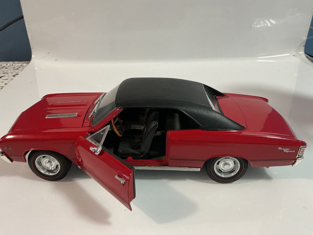 1/18 ERTL 1967 CHEVROLET CHEVELLE RED / BLACK ON BLACK - Photo 4