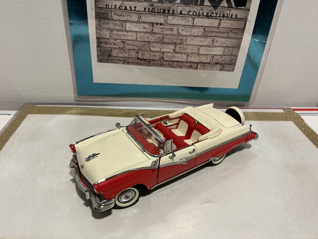 1/24: DANBURY MINT 1956 FORD FAIRLANE SUNLINER image