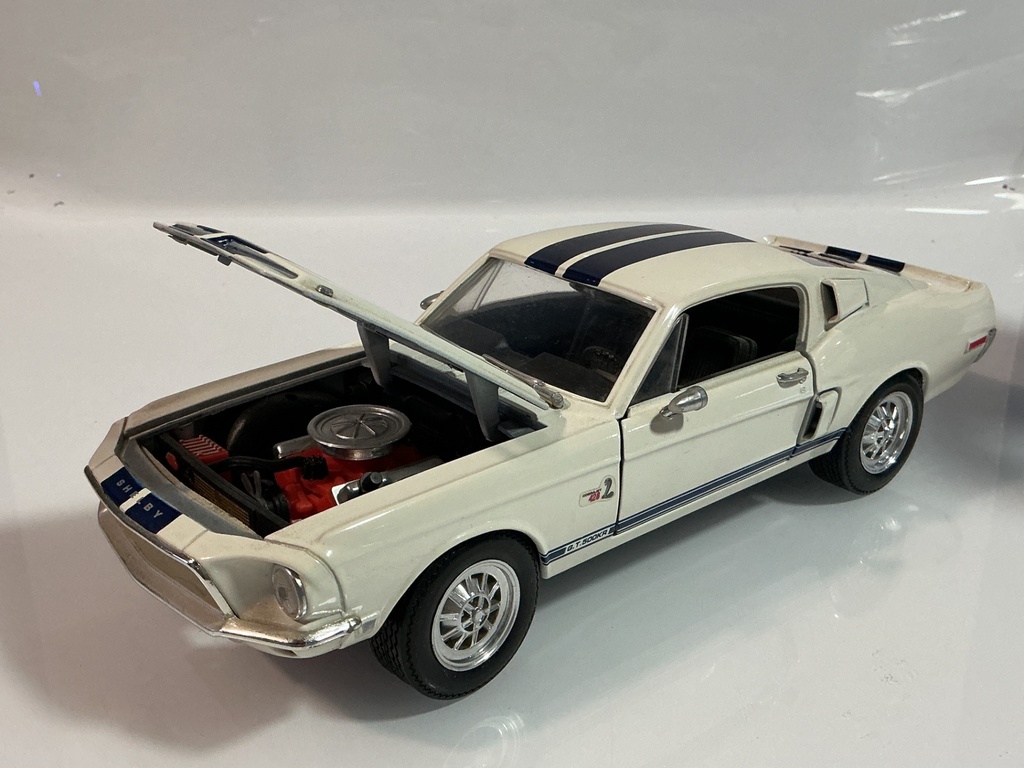 1/18 SHELBY COLLECTIBLES 1968 FORD GT 500K WHITE / BLUE ON BLACK - Photo 2