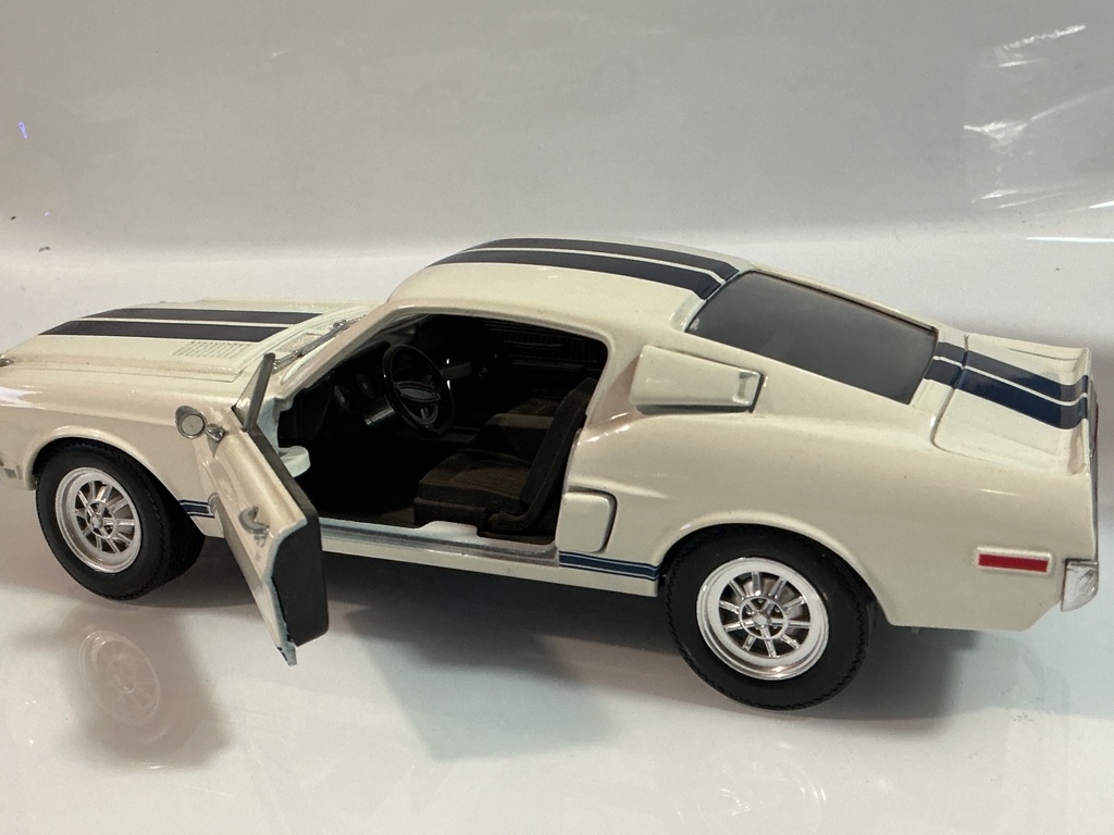 1/18 SHELBY COLLECTIBLES 1968 FORD GT 500K WHITE / BLUE ON BLACK - Photo 4