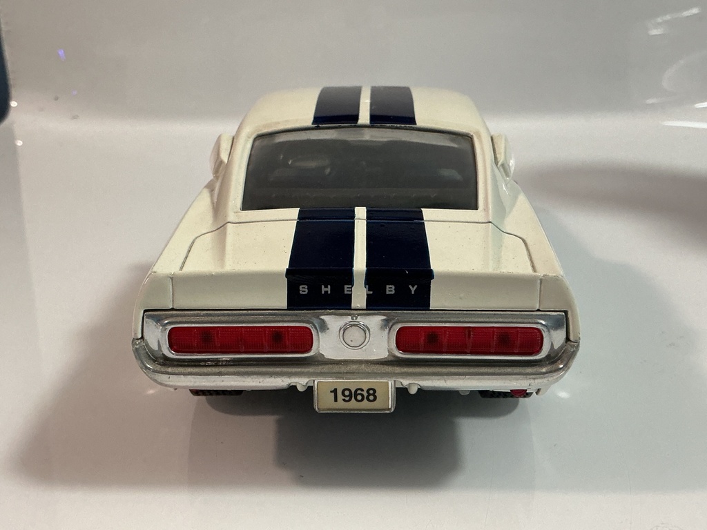 1/18 SHELBY COLLECTIBLES 1968 FORD GT 500K WHITE / BLUE ON BLACK - Photo 5
