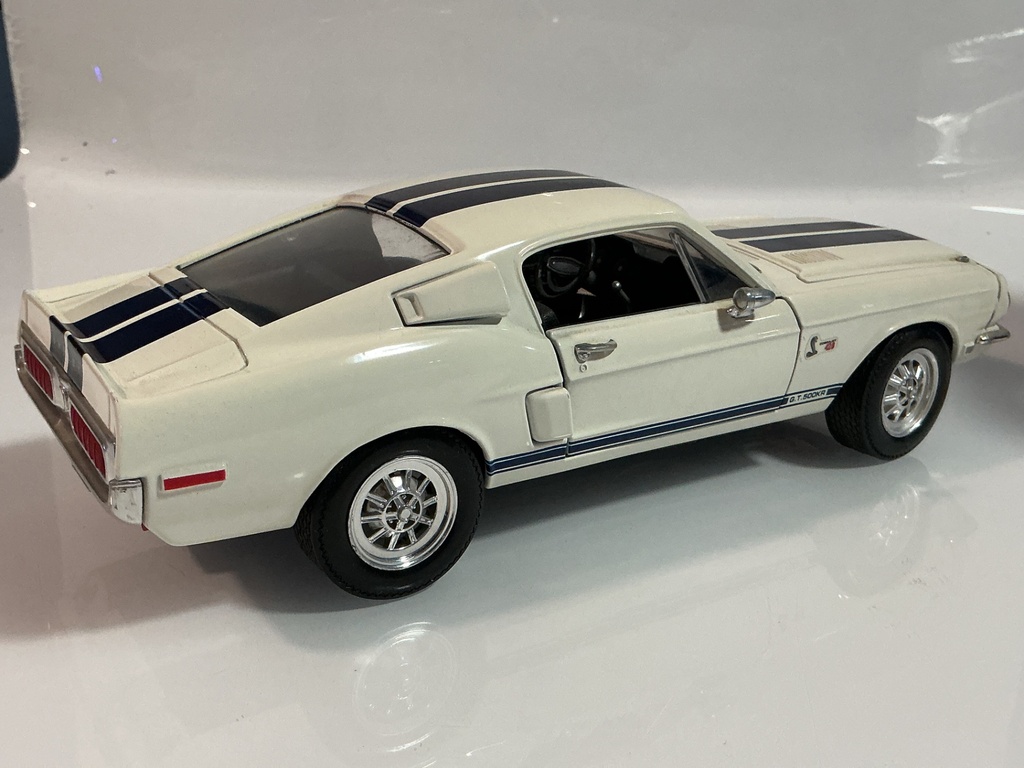 1/18 SHELBY COLLECTIBLES 1968 FORD GT 500K WHITE / BLUE ON BLACK - Photo 6
