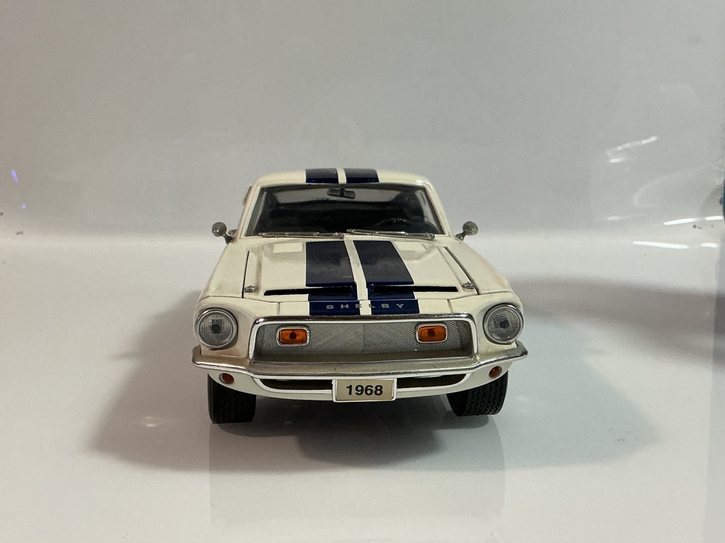 1/18 SHELBY COLLECTIBLES 1968 FORD GT 500K WHITE / BLUE ON BLACK - Photo 7