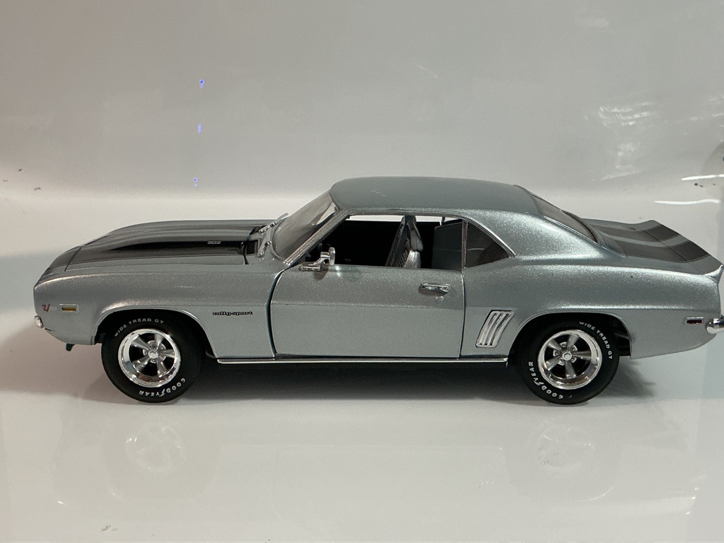 1/18 ERTL 1969 CHEVROLET CAMARO SILVER / BLACK  - Photo 3