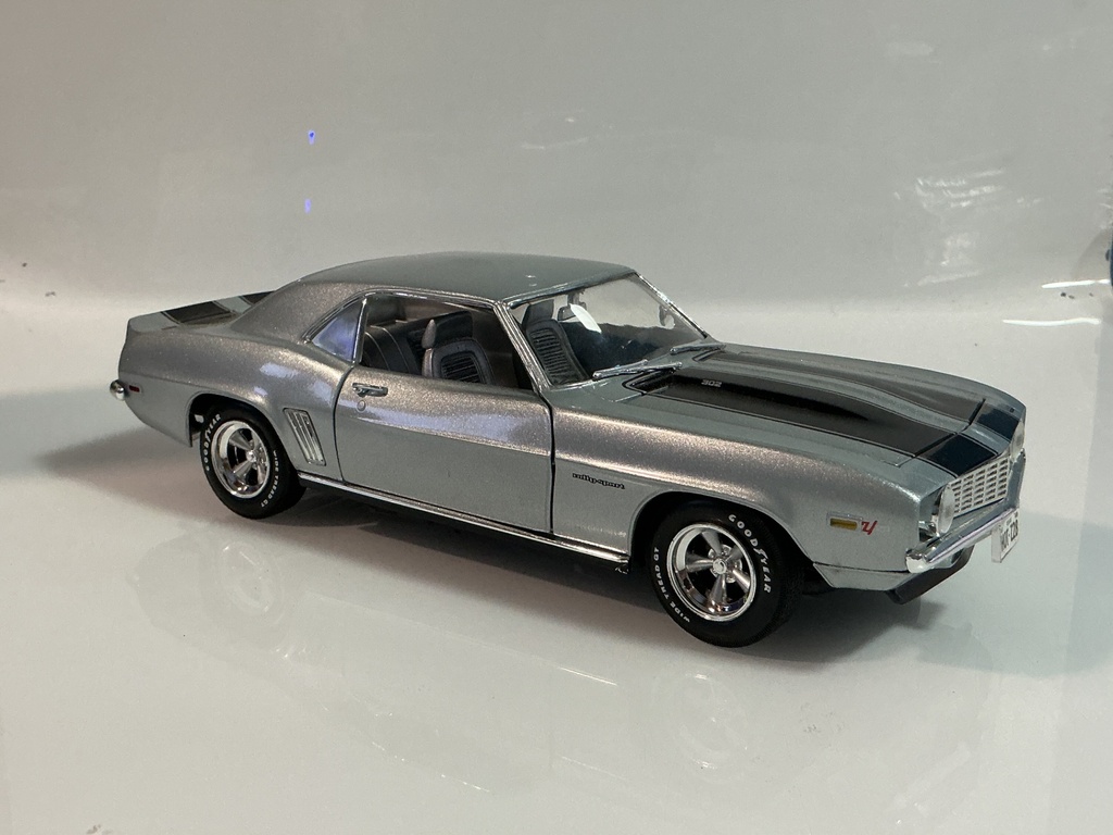 1/18 ERTL 1969 CHEVROLET CAMARO SILVER / BLACK  - Photo 7