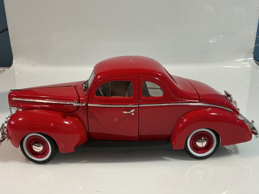1/18 MAISTO 1940 FORD SEDAN RED ON TAN [MISSING HANDLE] - Photo 3