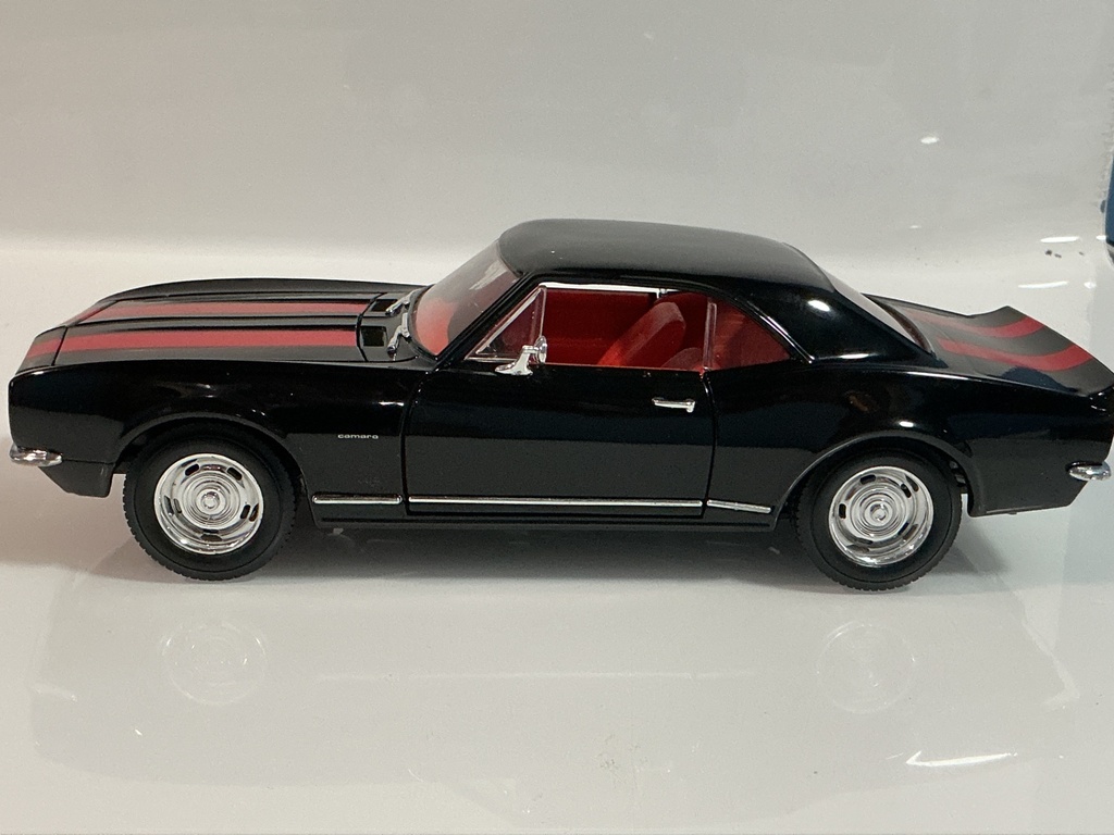1/18 ROAD LEGENDS 1967 CHEVROLET CAMARO Z28 BLACK ON RED - Photo 2