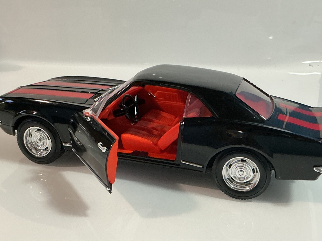1/18 ROAD LEGENDS 1967 CHEVROLET CAMARO Z28 BLACK ON RED - Photo 3