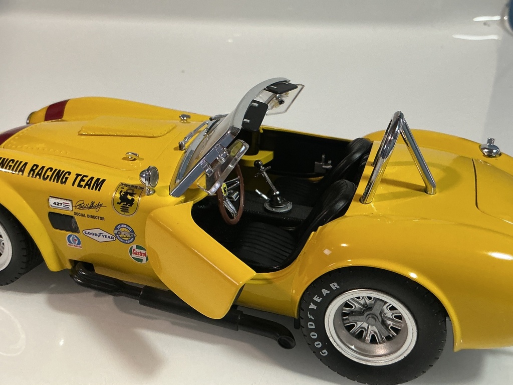 1/18 SHELBY COBRA 427 S/C YELLOW ON BLACK - Photo 3