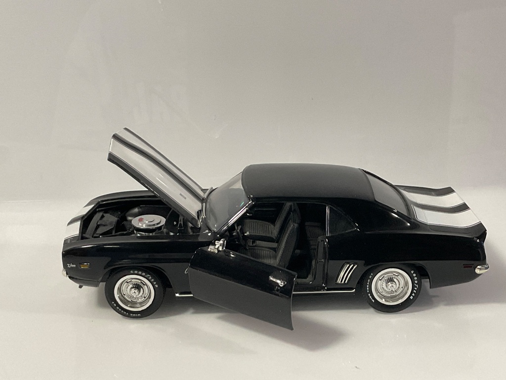1/18 ERTL 1969 CHEVROLET CAMARO BLACK/WHITE ON BLACK - Photo 2