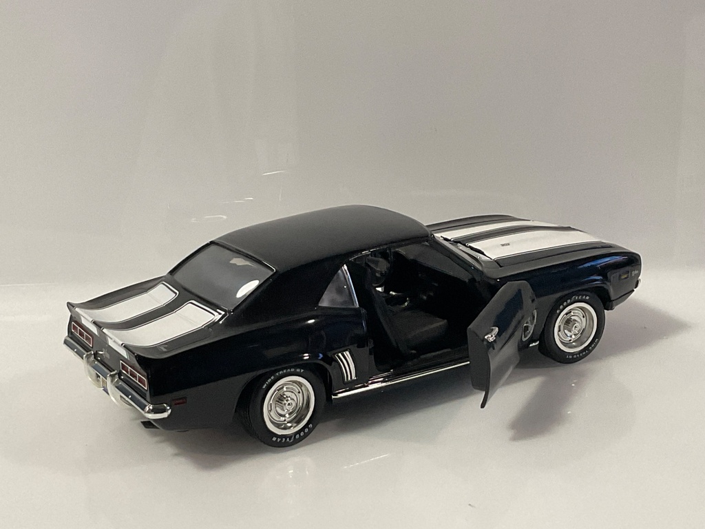 1/18 ERTL 1969 CHEVROLET CAMARO BLACK/WHITE ON BLACK - Photo 4