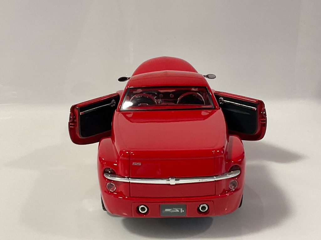 1/18 MAISTO2 2000 CHEVROLET SSR RED ON BLACK - Photo 3