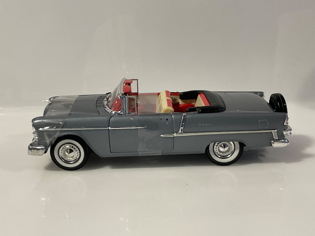 1/18 ERTL 1955 CHEVROLET BEL AIR SILVER ON RED/CREAM MISSING DOOR HANDLE - Photo 2