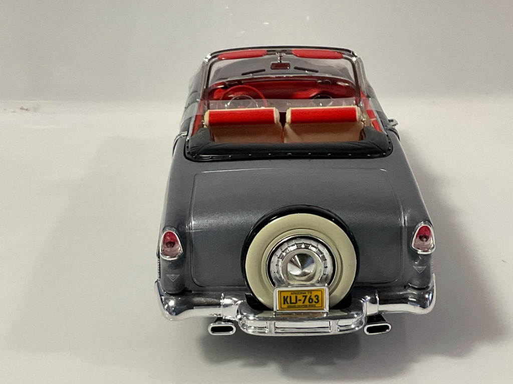 1/18 ERTL 1955 CHEVROLET BEL AIR SILVER ON RED/CREAM MISSING DOOR HANDLE - Photo 3