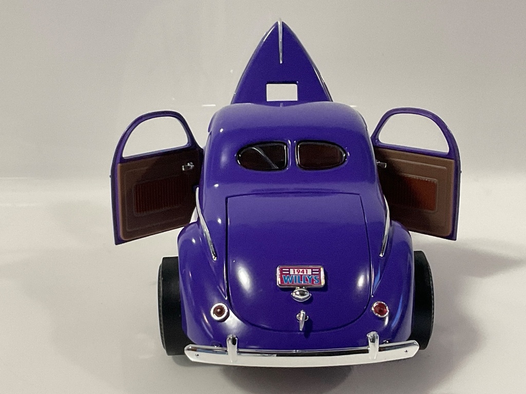 1/18 ROAD LEGENDS 1941 WILLYS CHRYSLER  CORPORATION PURPLE ON BROWN - Photo 3