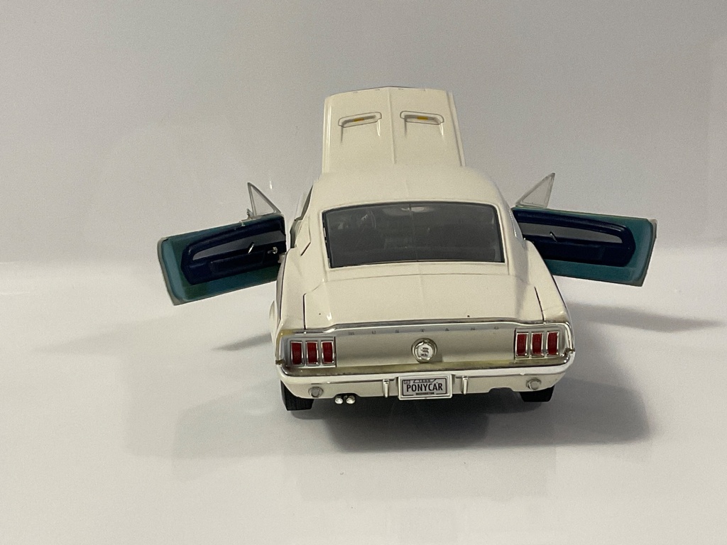 1/18 ERTL FORD MUSTANG WHITE ON BLUE - Photo 3