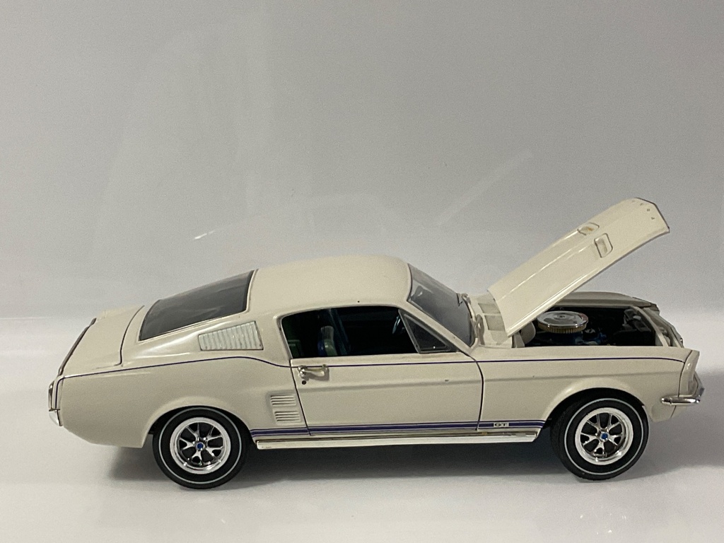 1/18 ERTL FORD MUSTANG WHITE ON BLUE - Photo 4