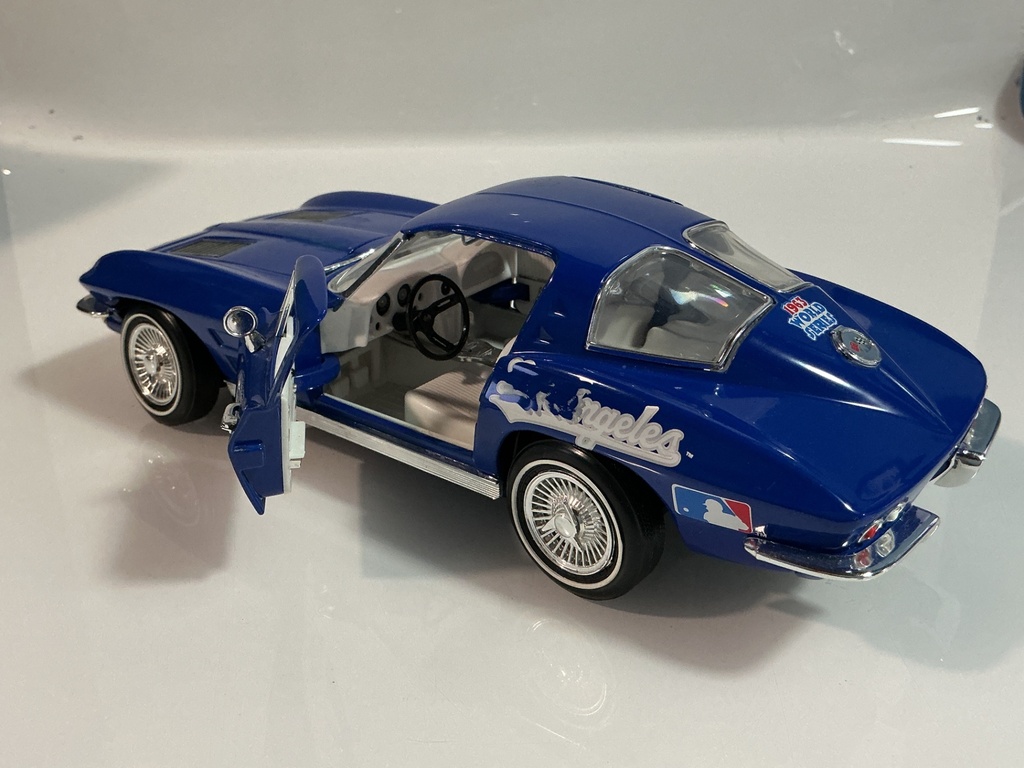 1/18 ERTL 1963 CHEVROLET CORVETTE BLUE ON WHITE - Photo 3