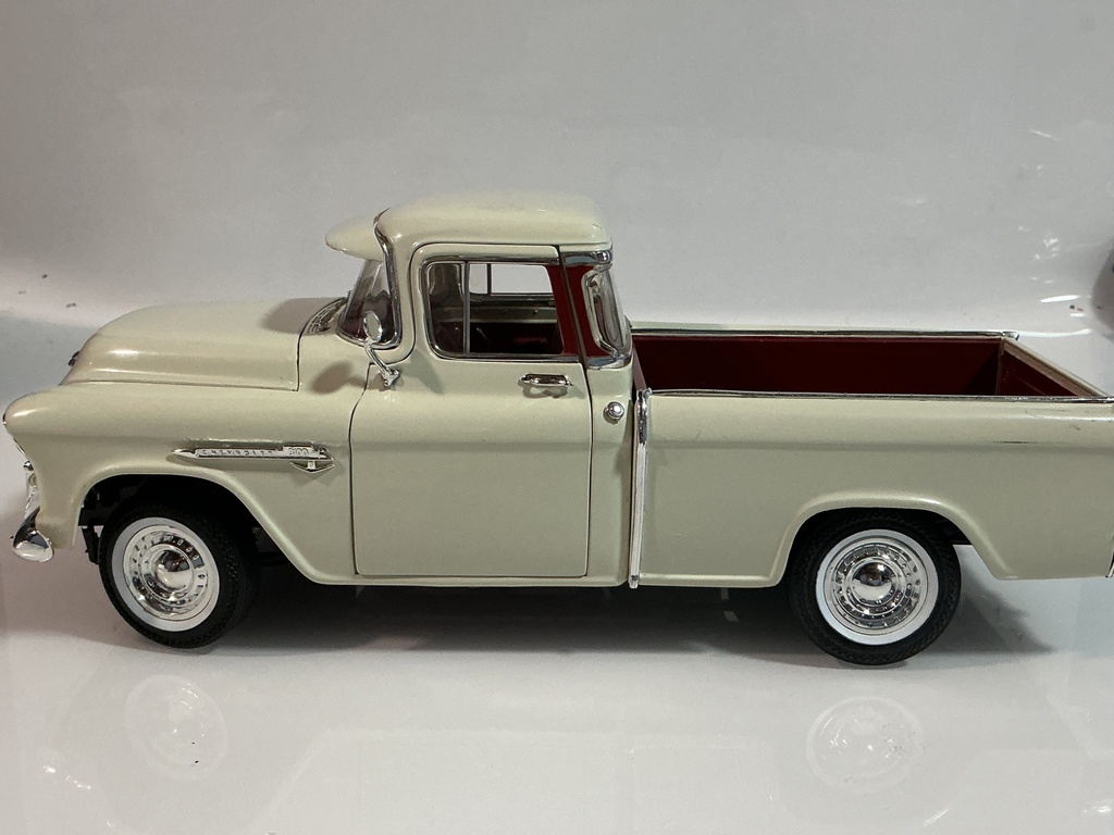 1/18 ERTL 1956 CHEVROLET PICKUP WHITE ON RED - Photo 2