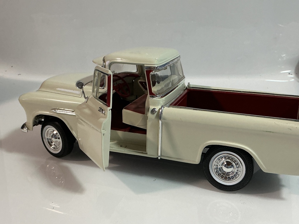 1/18 ERTL 1956 CHEVROLET PICKUP WHITE ON RED - Photo 3