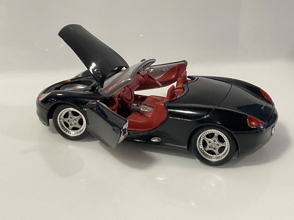 1/18 MAISTO PORSCHE BOXSTER BLACK ON RED - Photo 2
