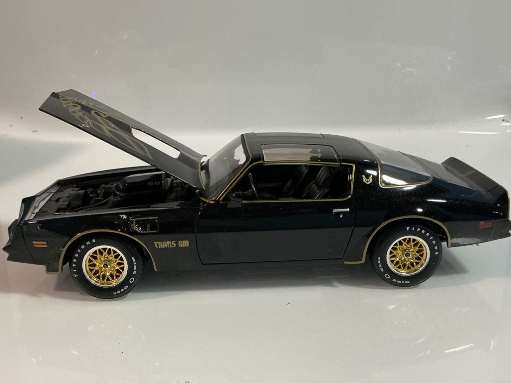 1/18 MAISTO 1978 PONTIAC FIREBIRD TRANS AM BLACK / GOLD ON GOLD - Photo 2