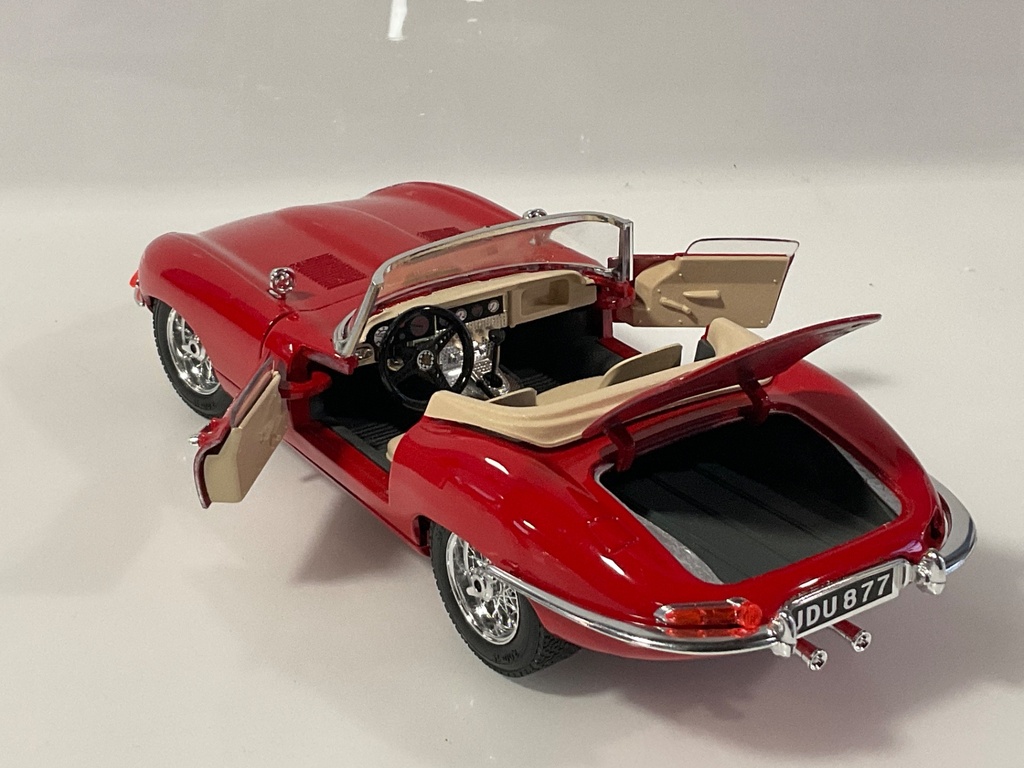 1/18 BURAGO JAGUAR E 1961 RED ON TAN - Photo 2