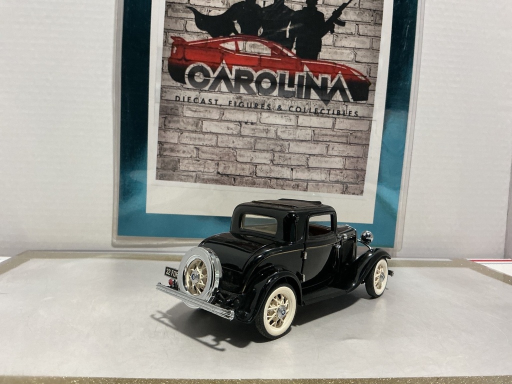 1/24: DANBURY MINT 1932 FORD DELUXE COUPE image
