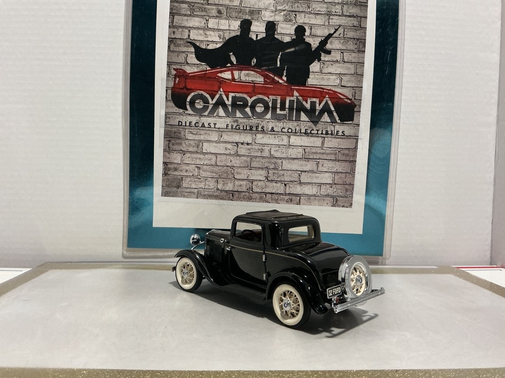 1/24: DANBURY MINT 1932 FORD DELUXE COUPE image