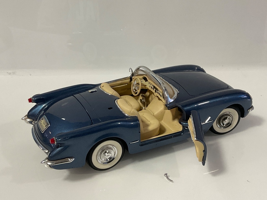 1/18 MIRA 1954 CORVETTE CHEVROLET BLUE ON TAN JUNK CAR - Photo 3