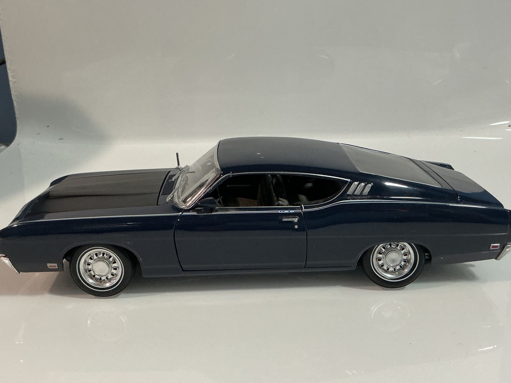 1/18 MAISTO 1969 FORD TORINO TALLADEGA BLUE ON BLACK  - Photo 3