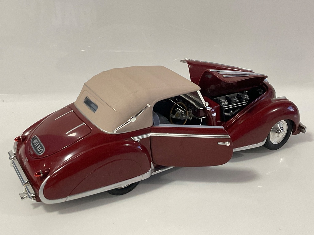 1/18 SIGNATURE 1947 DELAHAYE RED ON GRAY - Photo 4