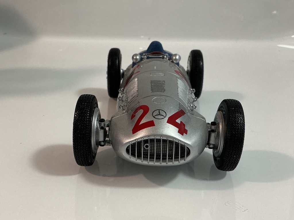 1/18 CMC 1939 W165 MERCEDES BENZ SILVER ON BLUE - Photo 2