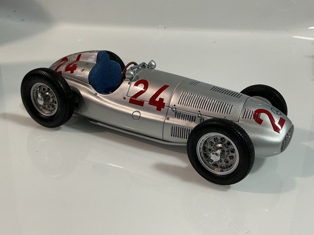 1/18 CMC 1939 W165 MERCEDES BENZ SILVER ON BLUE - Photo 3