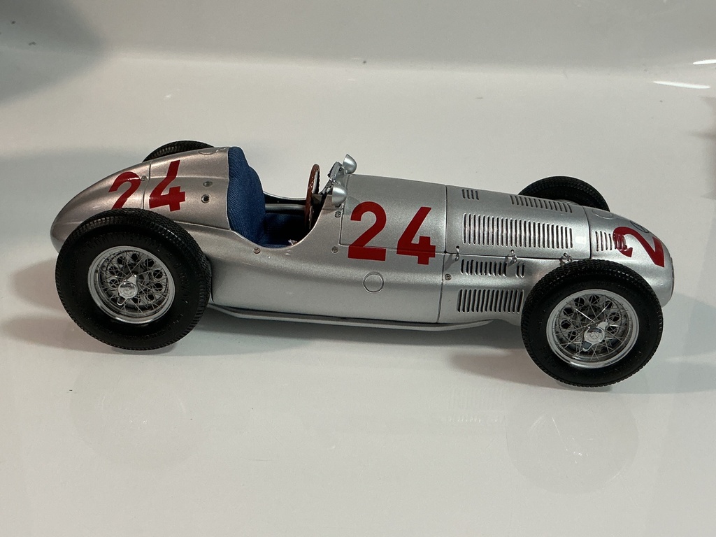 1/18 CMC 1939 W165 MERCEDES BENZ SILVER ON BLUE - Photo 4