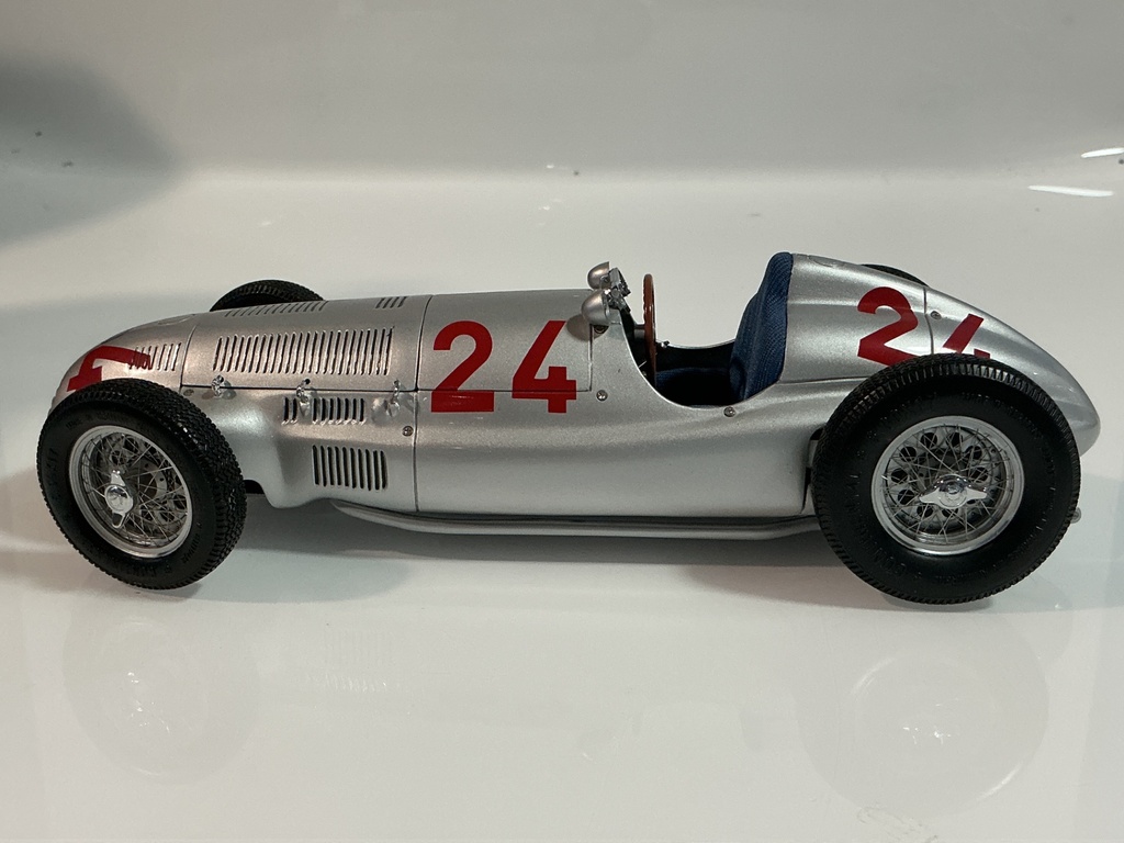 1/18 CMC 1939 W165 MERCEDES BENZ SILVER ON BLUE - Photo 8