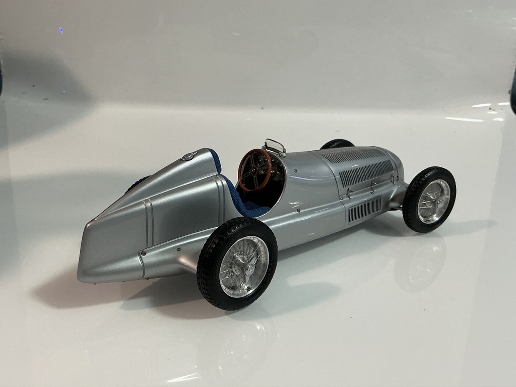 1/18 CMC MERCEDES BENZ W25 1934 SILVER ON BLUE  - Photo 4