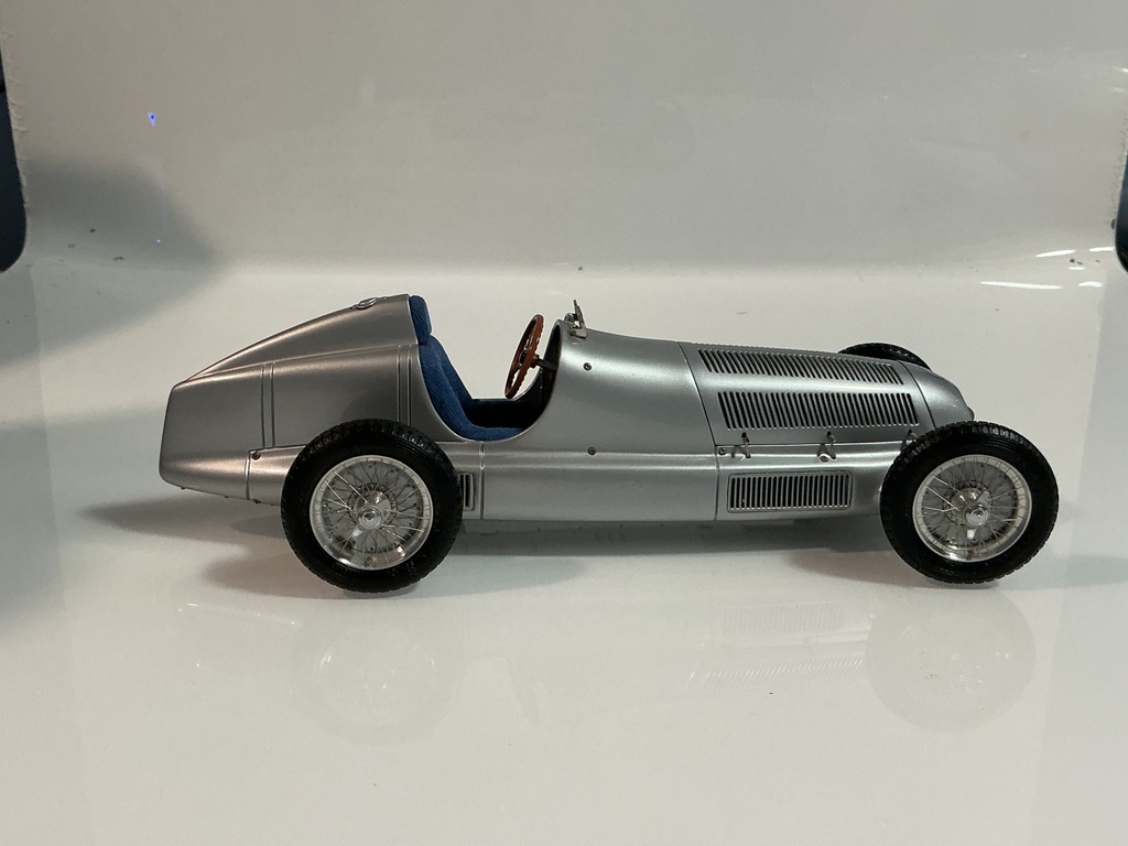 1/18 CMC MERCEDES BENZ W25 1934 SILVER ON BLUE  - Photo 5