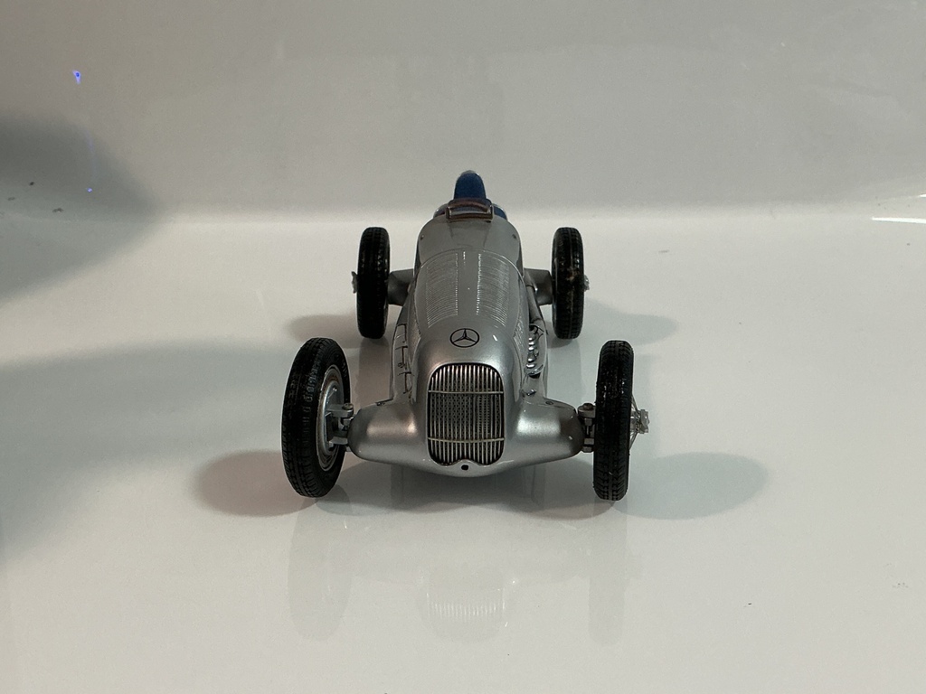 1/18 CMC MERCEDES BENZ W25 1934 SILVER ON BLUE  - Photo 6