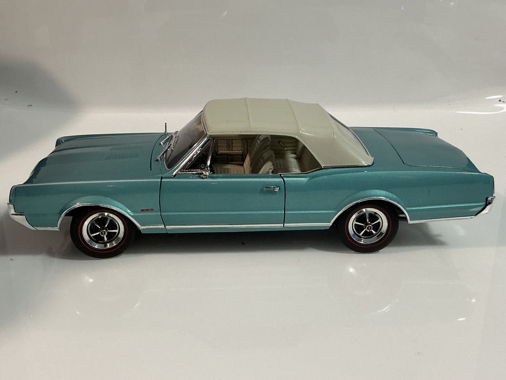 1/18 HIGHWAY 61 1967 OLDSMOBILE 442 BLUE ON CREAM - Photo 3